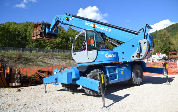 New Genie® GTH™-5021 R rotating telehandler helps buid tunnel in Italy