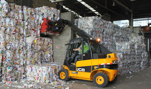 JCB showcases materials handling and utility machines at IFAT 2016