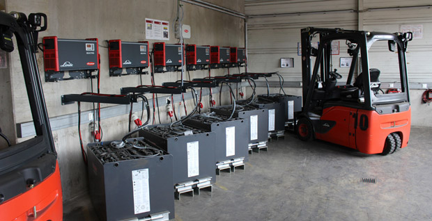 Quehenberger Logistics optimises its fleet of forklift trucks with battery charging technology from Fronius