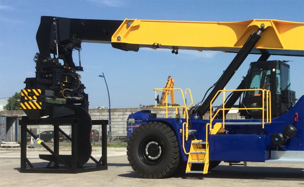 Multi tool Hyster ReachStacker handles varied loads