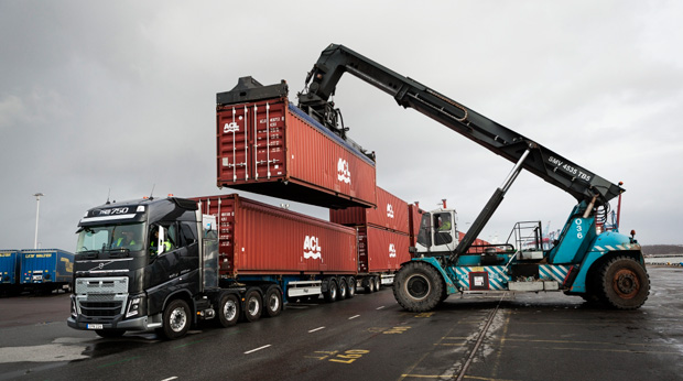 Volvo FH16 and I-Shift with crawler gears pulls 750 tonnes from standstill
