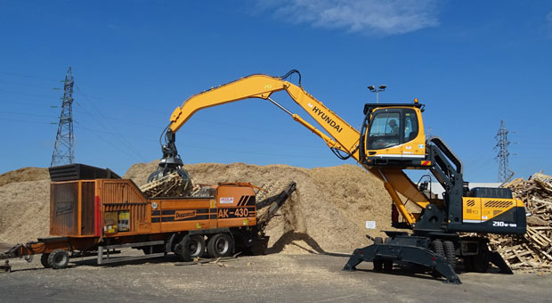 A new Hyundai R210W-9A ‘Canard en Caoutchouc’ material handler for Burban Pallettes!
