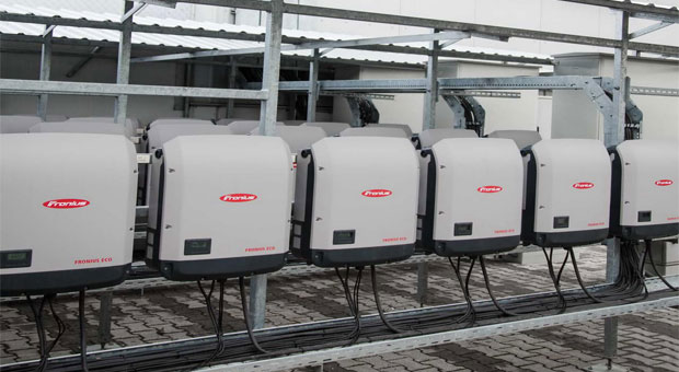 Schachinger optimises its logistics centre using photovoltaics and battery charging technology from Fronius