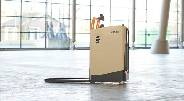 IFOY AWARD 2016: Crown wins “Warehouse Truck lowlifter” category