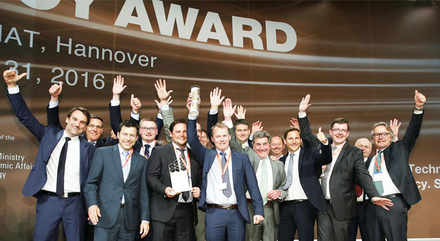 Crown earns third IFOY Award with RT 4000 Series rider pallet trucks win in the “Warehouse Trucks Lowlifter” category