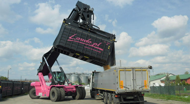 Improve efficiency and uptime in recycling and waste applications with lift trucks from Hyster®