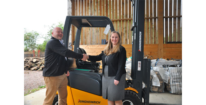 Jungheinrich supports environment by donating forklift truck to local woodland charity