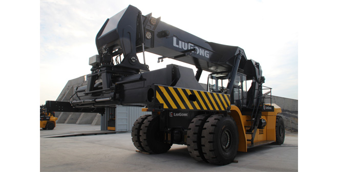 LiuGong largest material handling machine rolls off production line