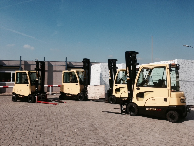 4 Hyster® forklifts with new side battery extraction system for VBI Weurt