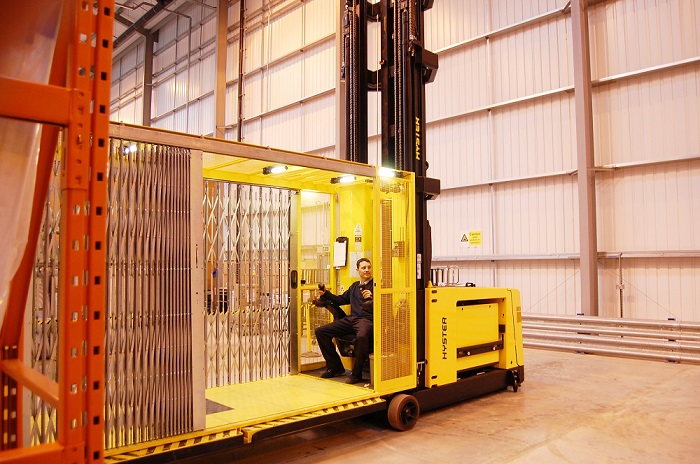 Hyster HOW TO HANDLE BULKY LOADS AT HEIGHT