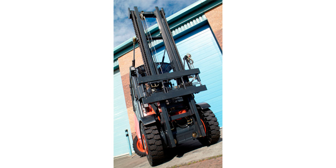 B&B Attachments PowerMount the quick release system to interchange forklift attachments