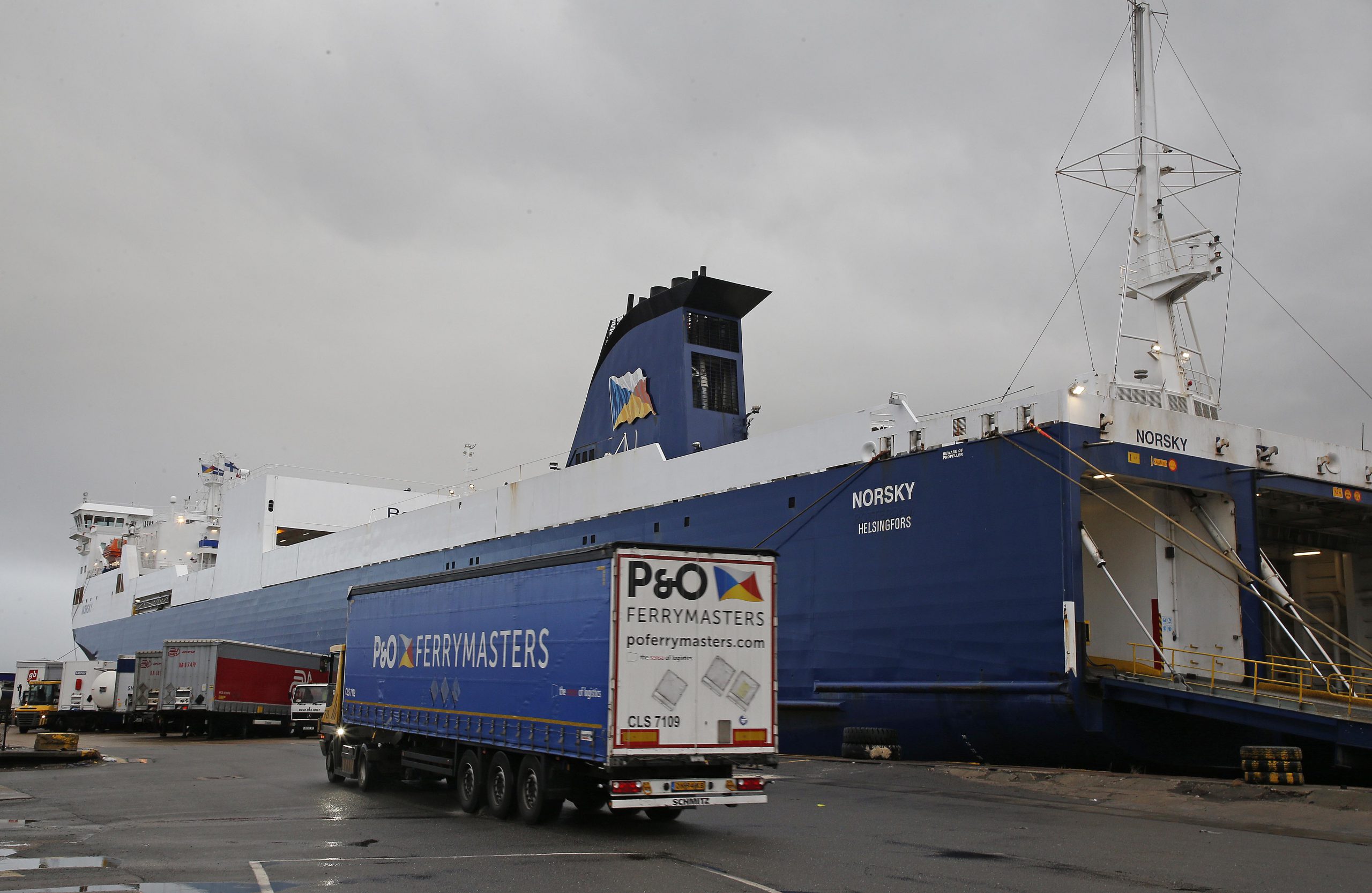 P&O FERRIES AND FORTH PORTS PLAN NEW GBP 150 MILLION RIVER BERTH