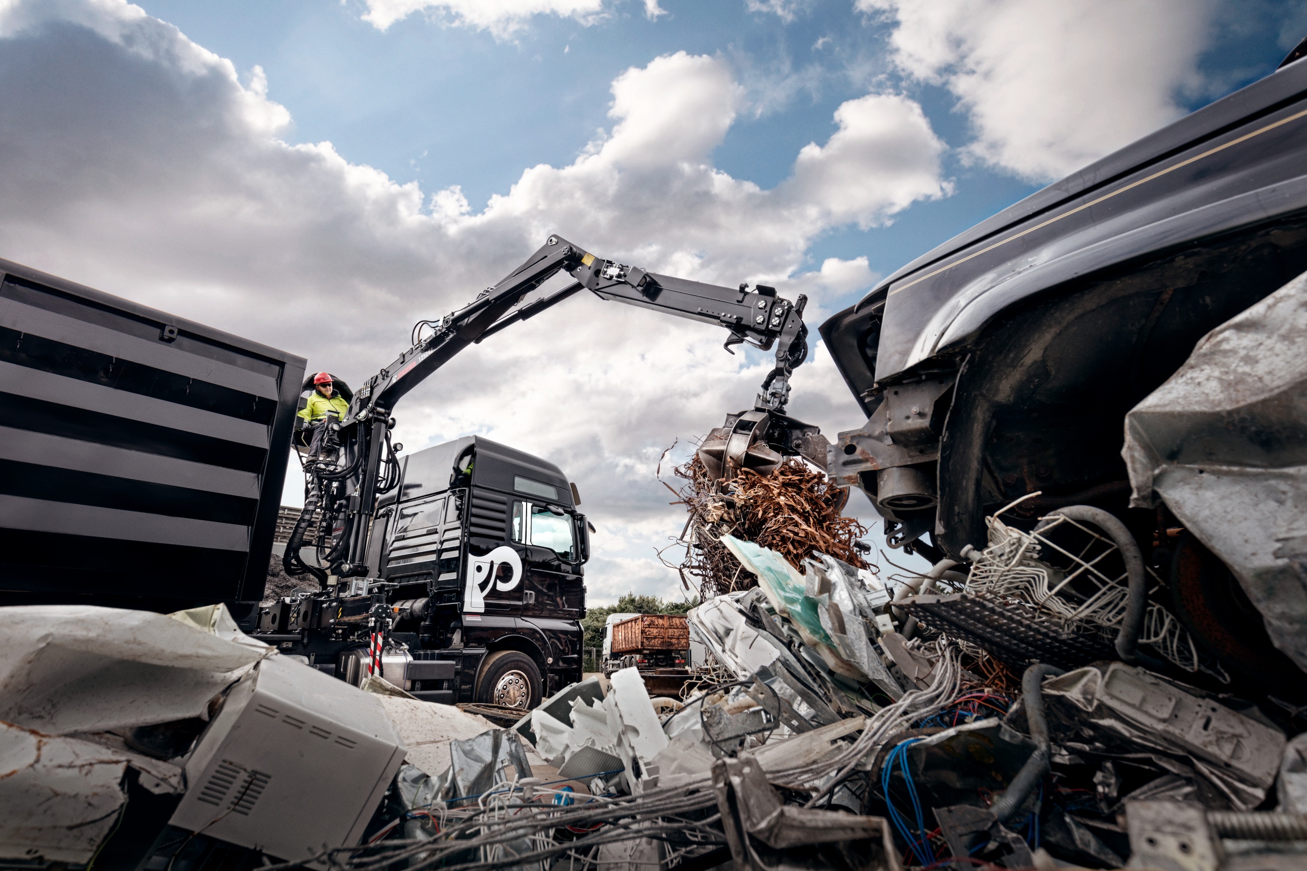 Hiab launches a renewed range of JONSERED recycling cranes