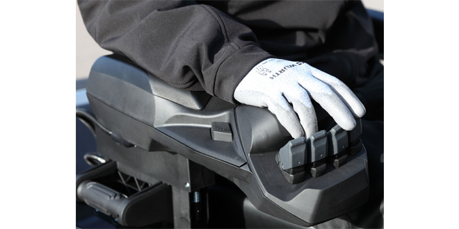 Pioneering armrest now available with Mitsubishi GRENDiA ES