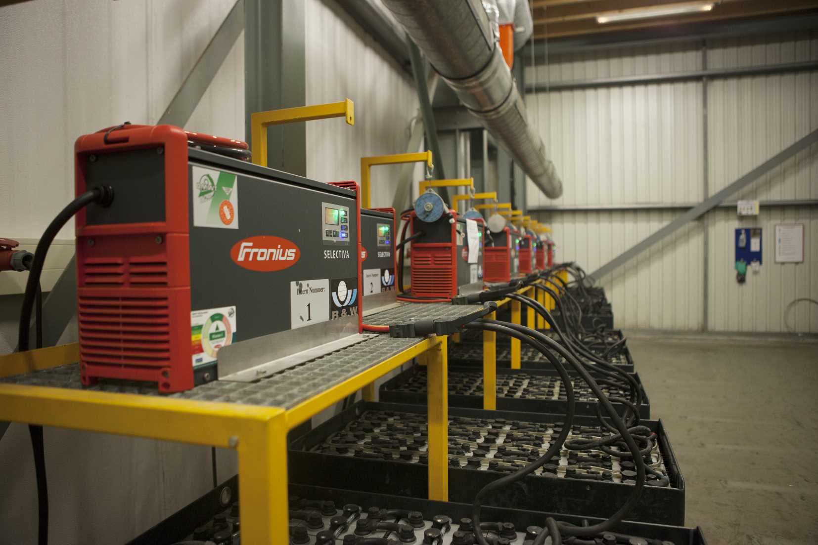 Hartog & Bikker increases availability of forklift trucks using fronius charging