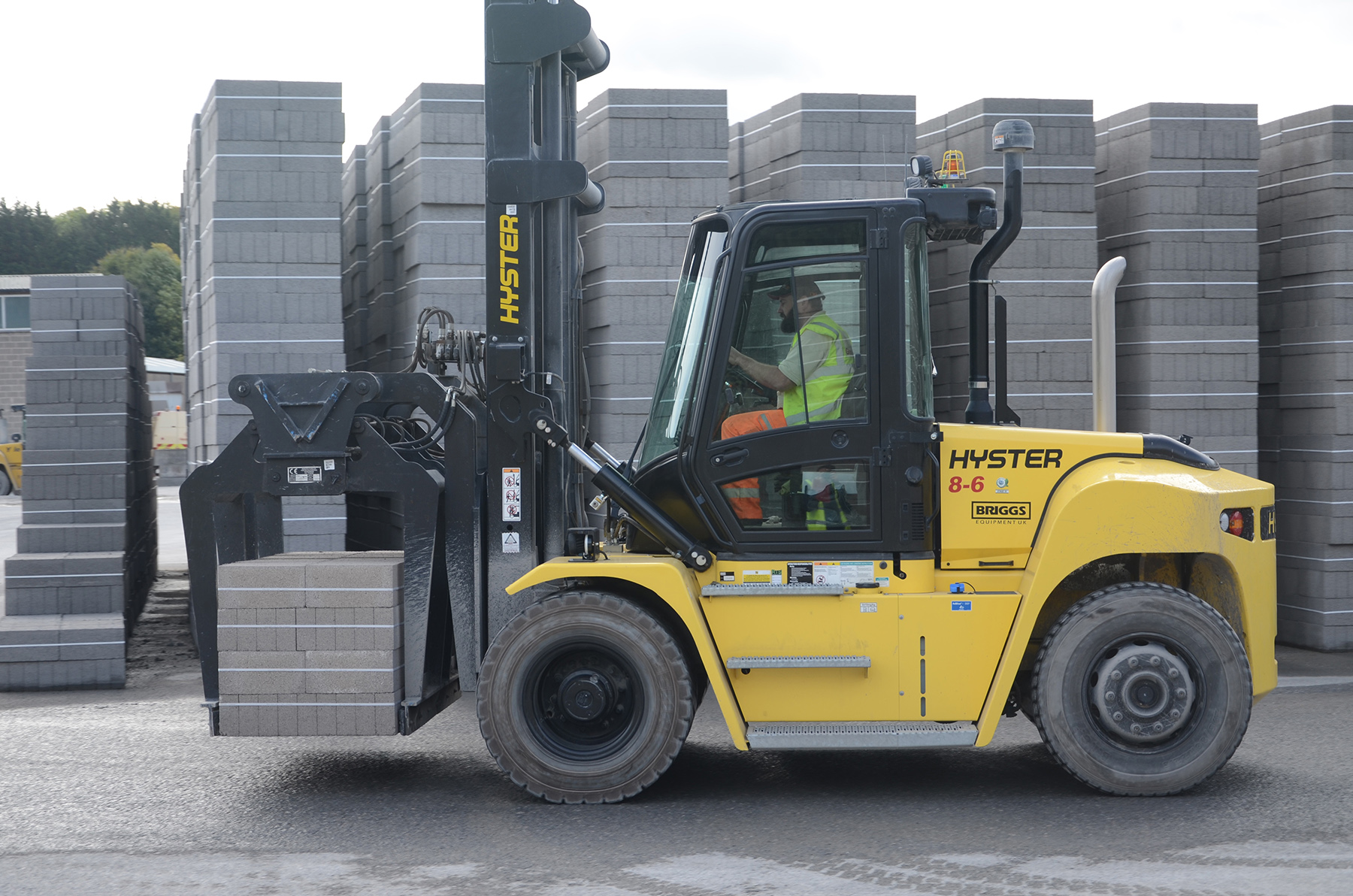 BUILDING BLOCK MANUFACTURER POWERS AHEAD WITH HYSTER LIFT TRUCKS
