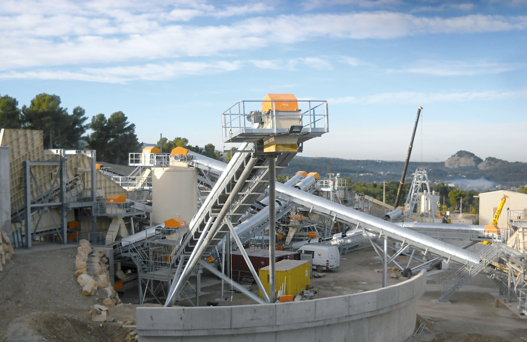 Drive solutions for continuous conveyors