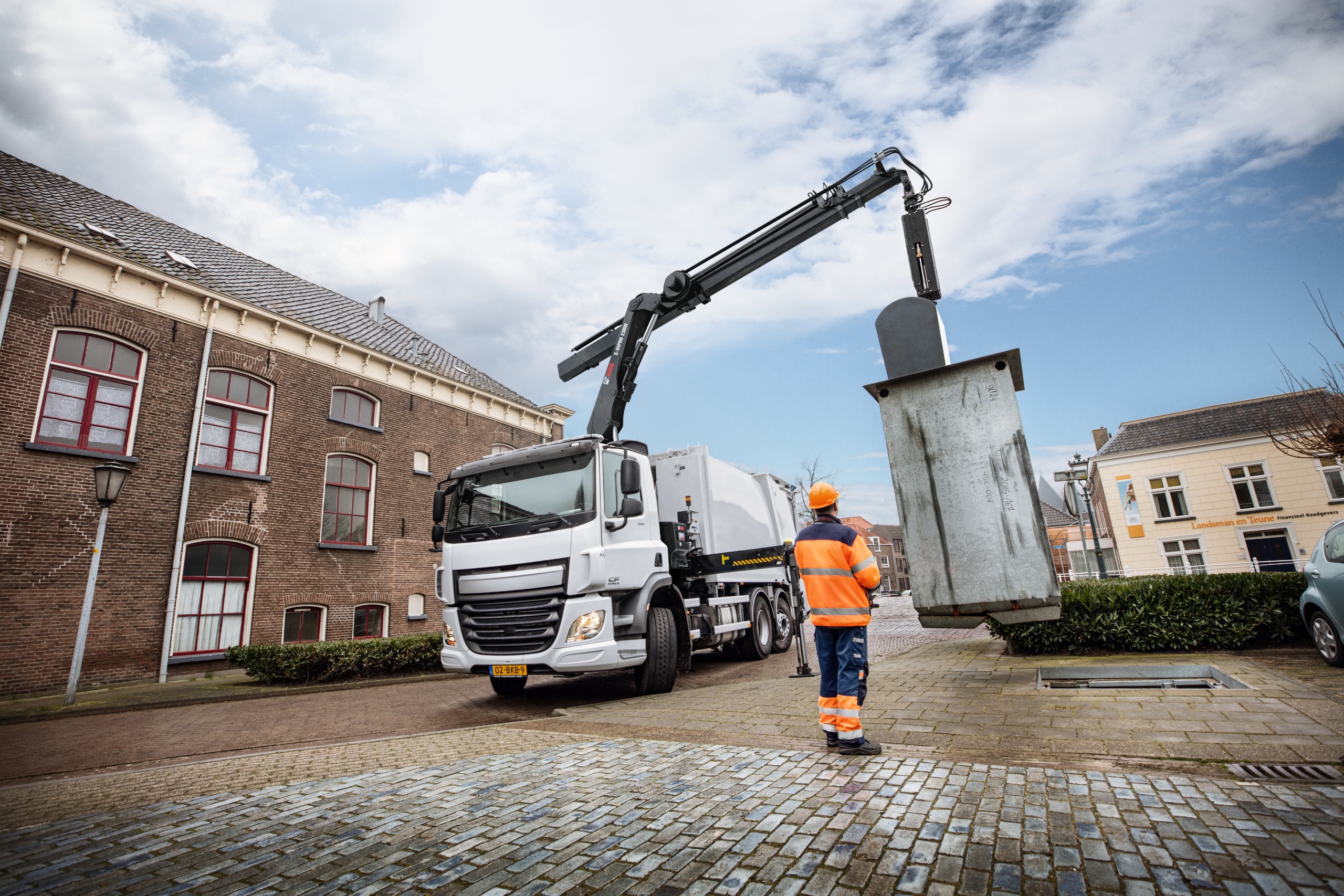 Hiab meets challenges of waste collection customers with new crane for underground containers