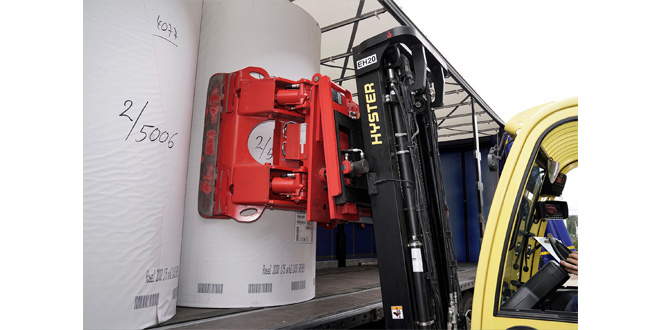 NEW HYSTER LIFT TRUCK SOLUTION SIMPLIFIES LOADING TRAILERS WITH PAPER REELS