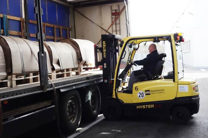 HYSTER ELECTRIC TRUCKS KEEP HANDLING COSTS LOW IN METAL GOODS MANUFACTURING