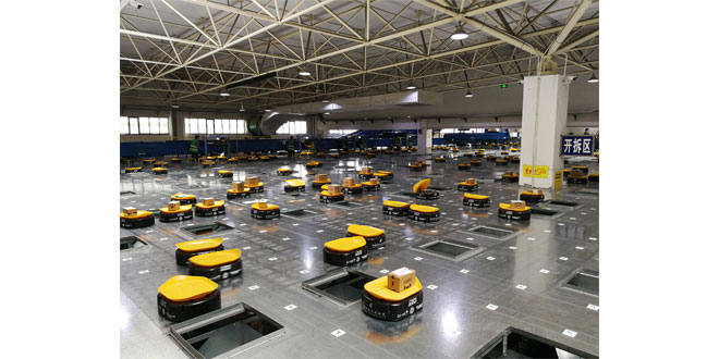 LIBIAO Mini Yellow robots deliver the right package