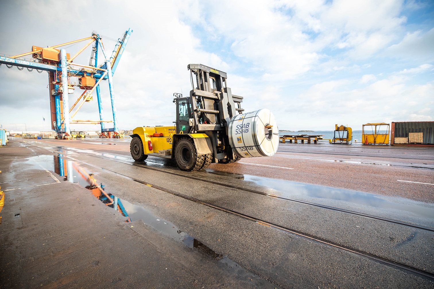 Strong Hyster trucks for metal coil handling at Oxelösunds Hamn in Sweden