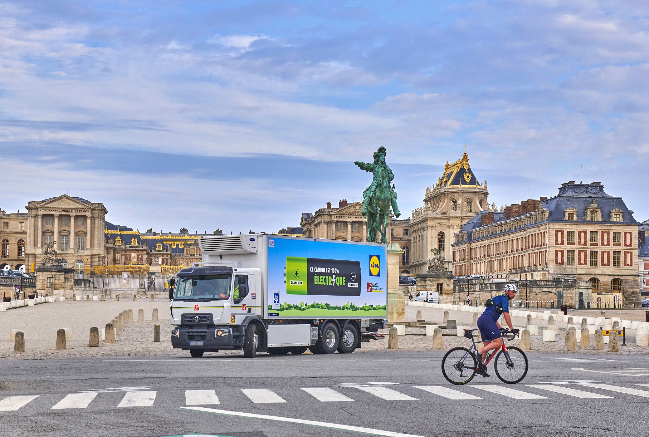 RENAULT TRUCKS EXPANDS ELECTRIC TRUCK RANGE