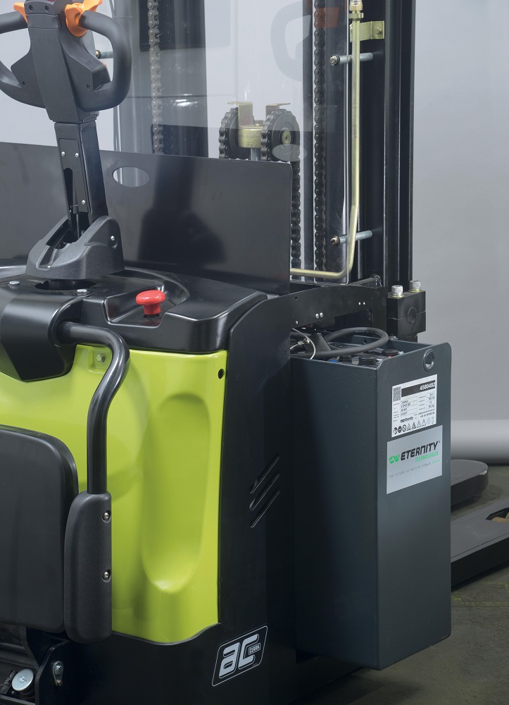 A side battery change enables quick replacement of lead-acid batteries