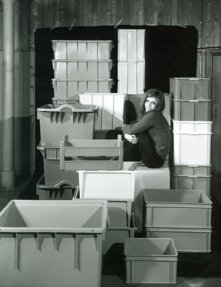 Delivery of an injection-moulding machine in 1963