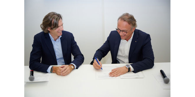 Luca Sra, President, Truck Business Unit, Iveco Group and Léonard Forestier, President of Petit Forestier Group