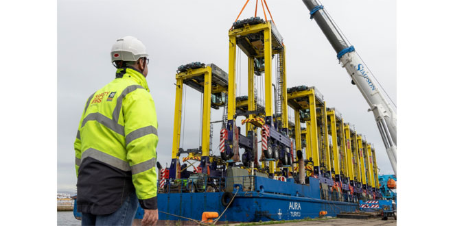 12 new straddle carriers go in service in Grangemouth and Tilbury