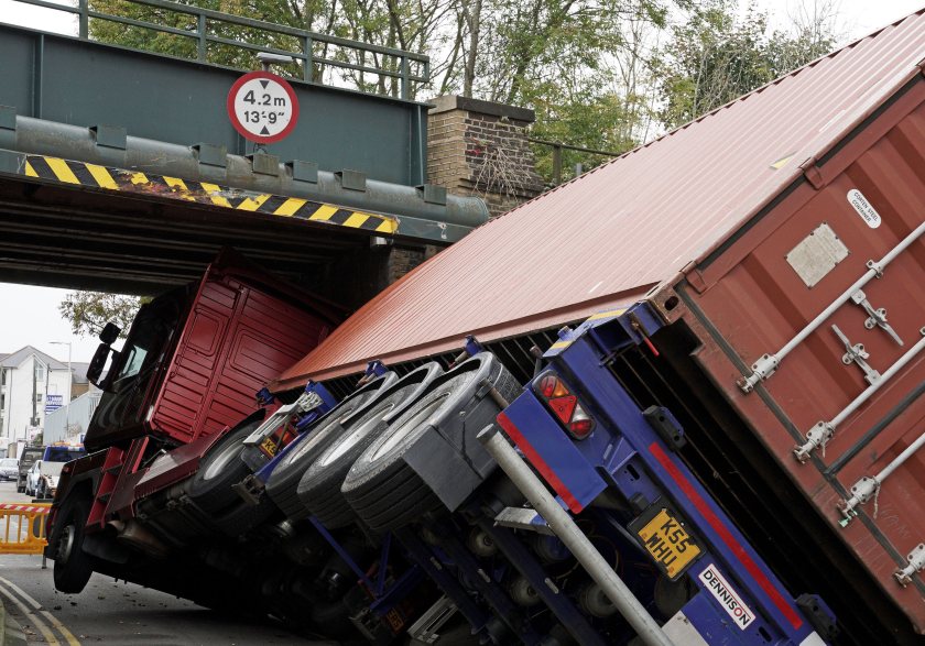 The technology incorporates high-accuracy 10Hz GPS linked with the UK low bridge database to provide precise alerts