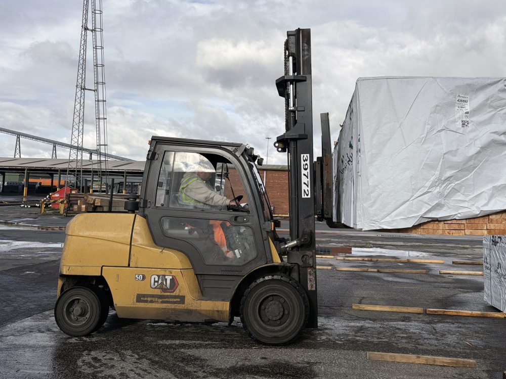 To address the problem, Solideal recommended the SOLIDEAL RES 660 Xtreme Series solid tyre