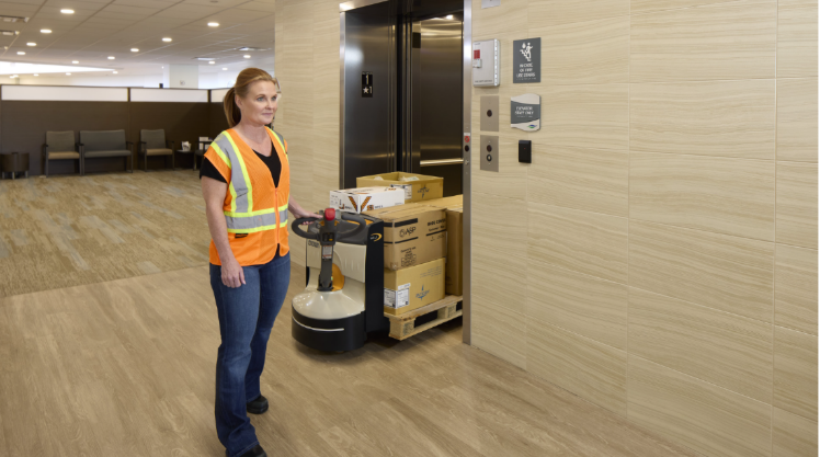 With their compact design and exceptional manoeuvrability, the electric pallet trucks in Crown’s new WJ 50 Series set new standards for operation in confined spaces