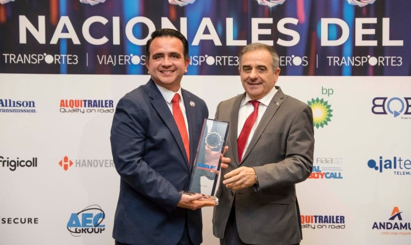 The DAF XF Electric has been awarded ‘Eco-Friendly Truck of the Year’. Ramón Valdivia (r), Managing Director ASTIC (Spanish Association of International Road Transport), presented the award to Luis Fernando Reyes (l), Managing Director DAF Spain and Portugal