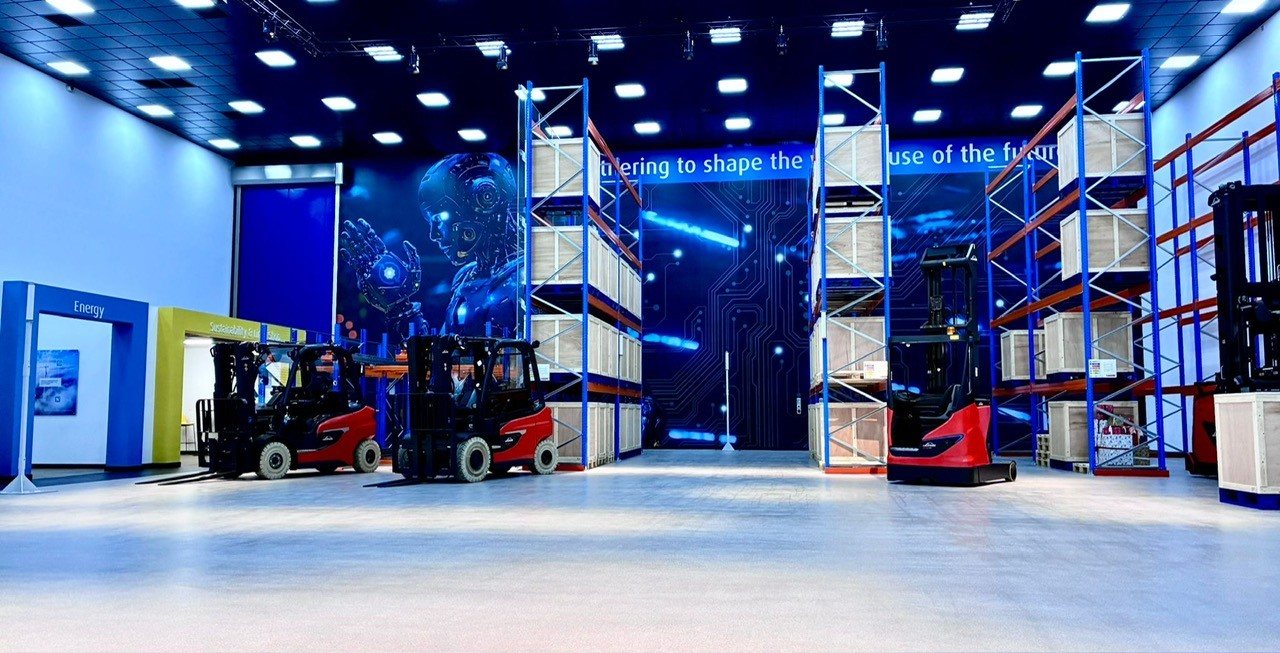 Designed to host up to 40 visitors at a time, the facility features a dedicated presentation space alongside interactive ‘solution zones’