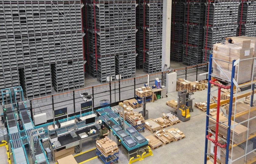 The Skypod system, now fully operational, manages more than 23,000 bins and 7,000 trays