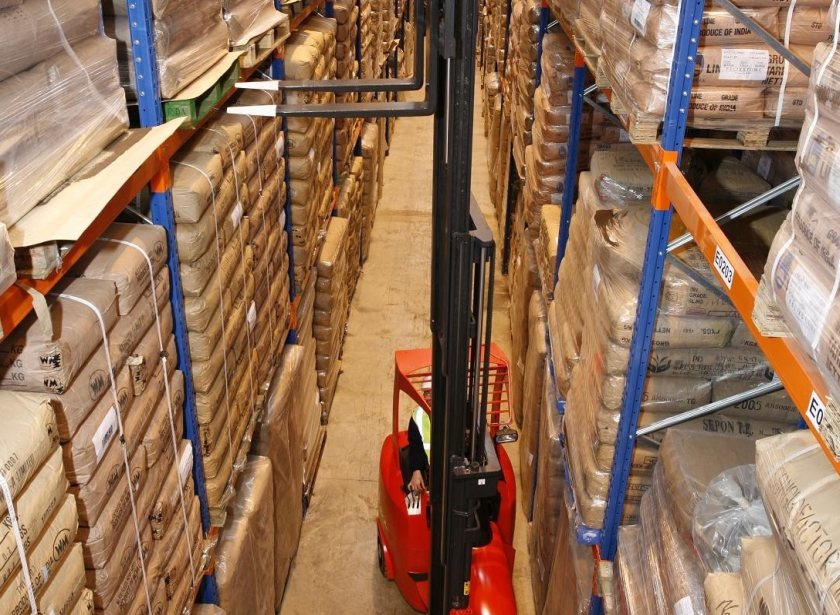 Warehouse efficiency pressures fuel demand for articulated forklifts
